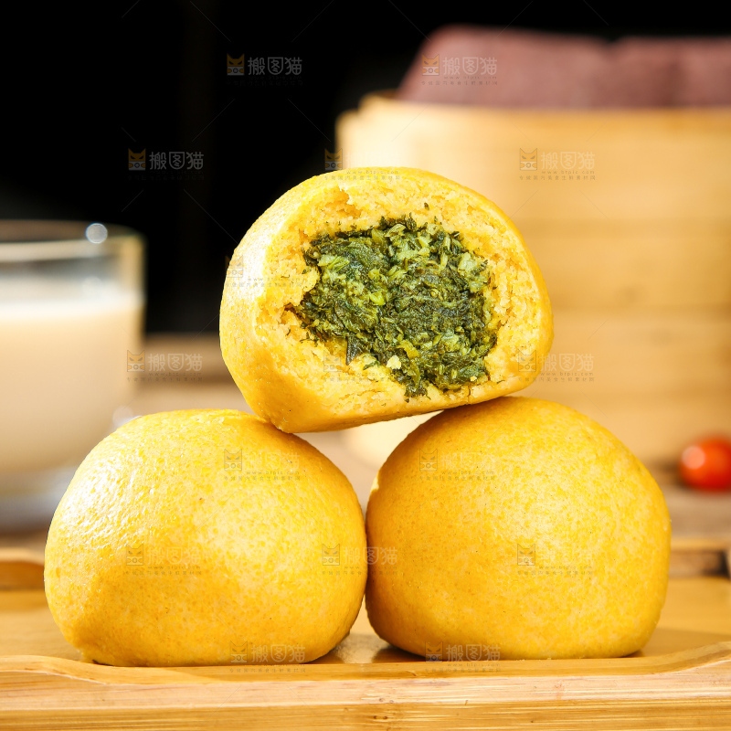 深底上的荠菜团子