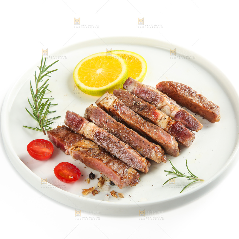 白底上的新鲜牛排