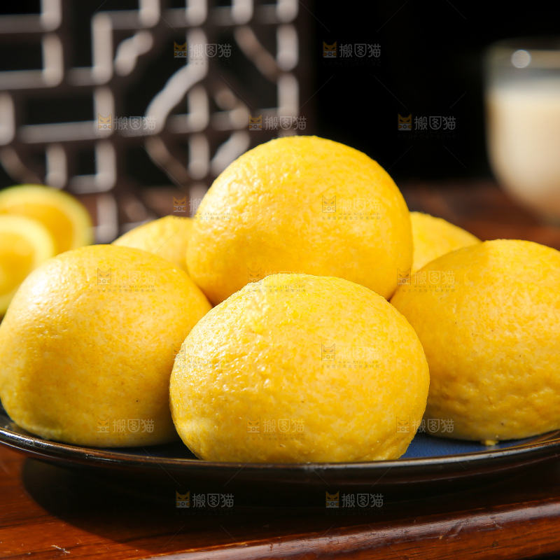 深底上的荠菜团子