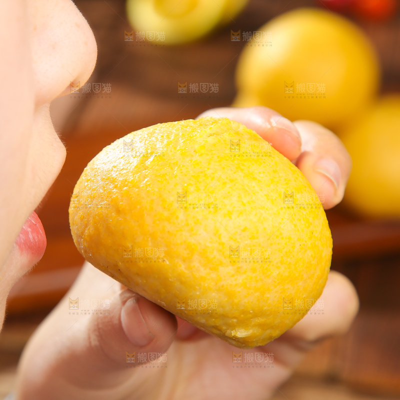 深底上的荠菜团子