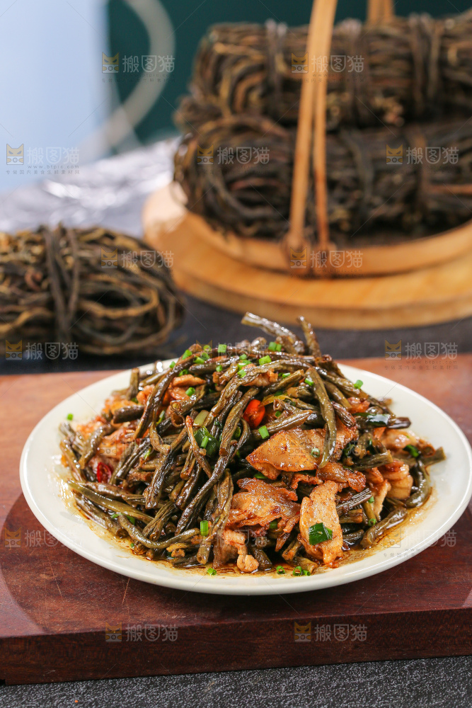 盘子里的干豆角炒肉