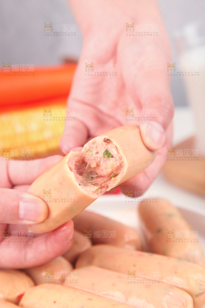 浅底上的膳食烤肠
