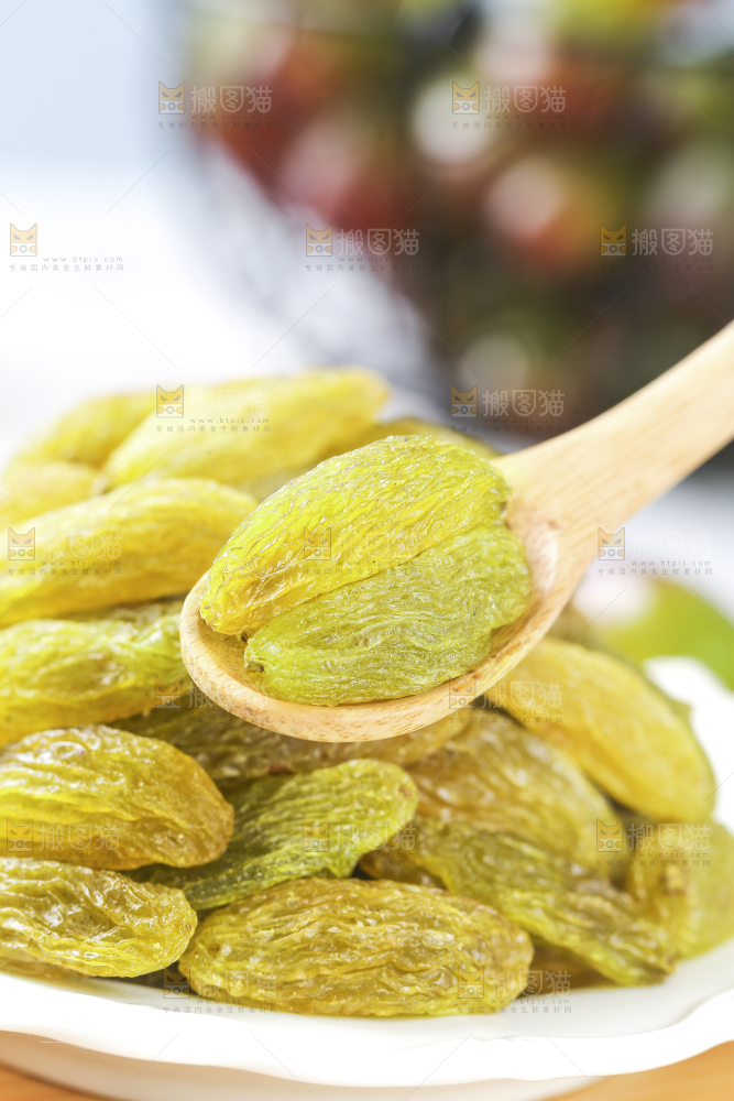 浅底上的绿葡萄干