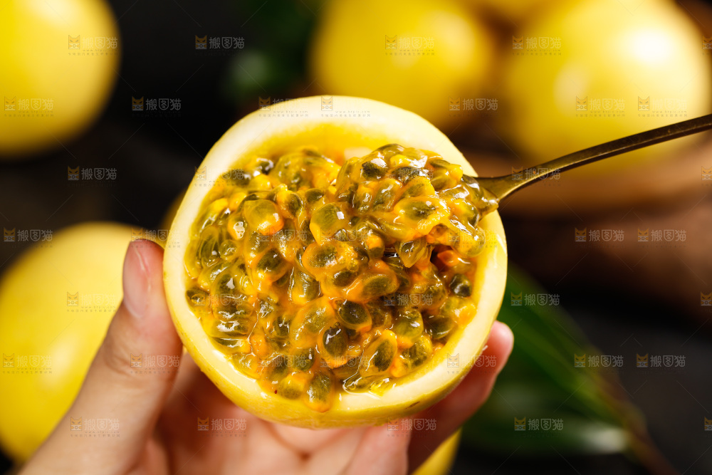 深底上的黄金百香果