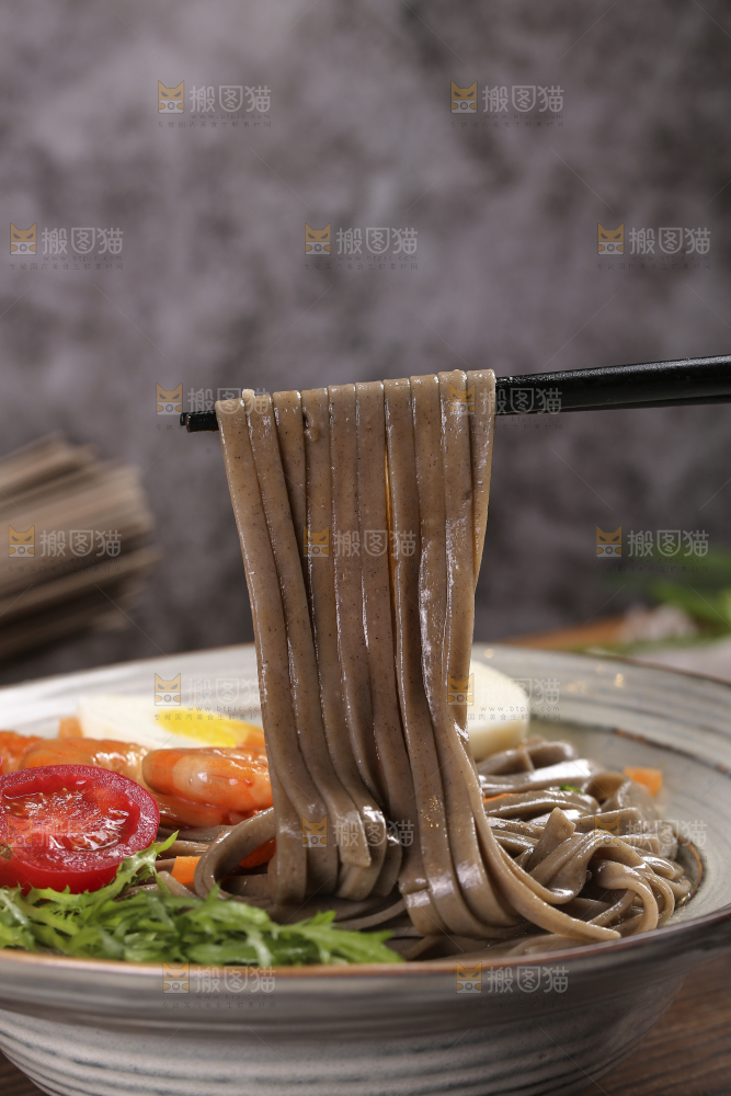 深底上的荞麦面