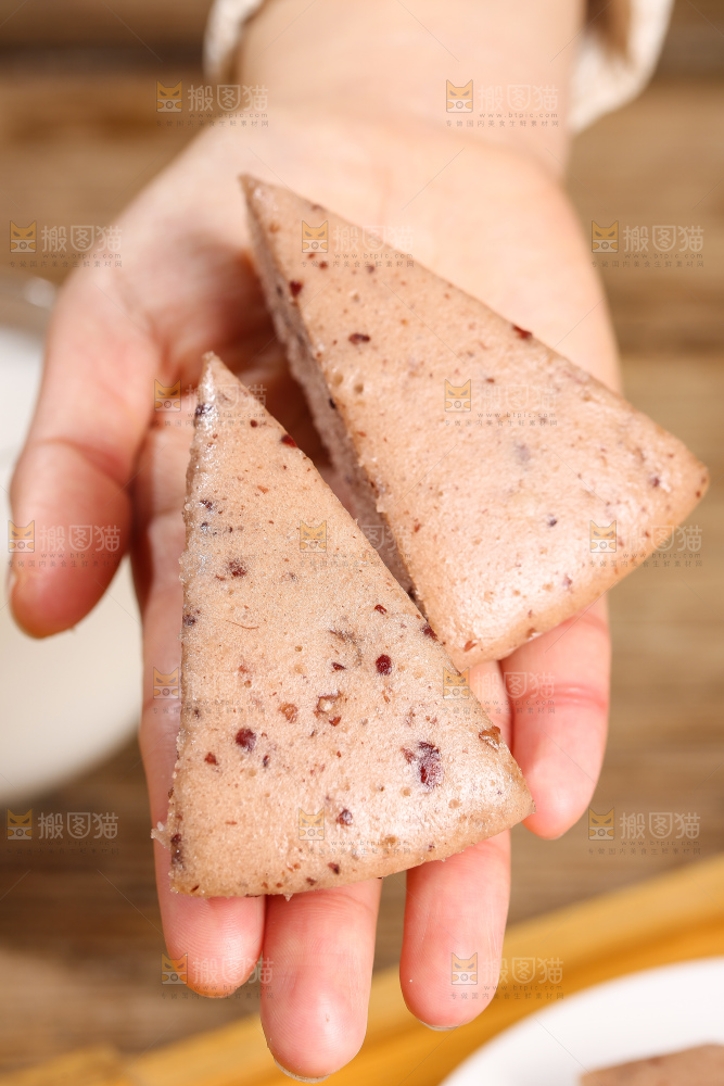 深底上的红豆发糕
