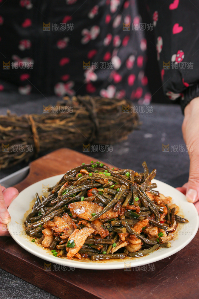 盘子里的干豆角炒肉