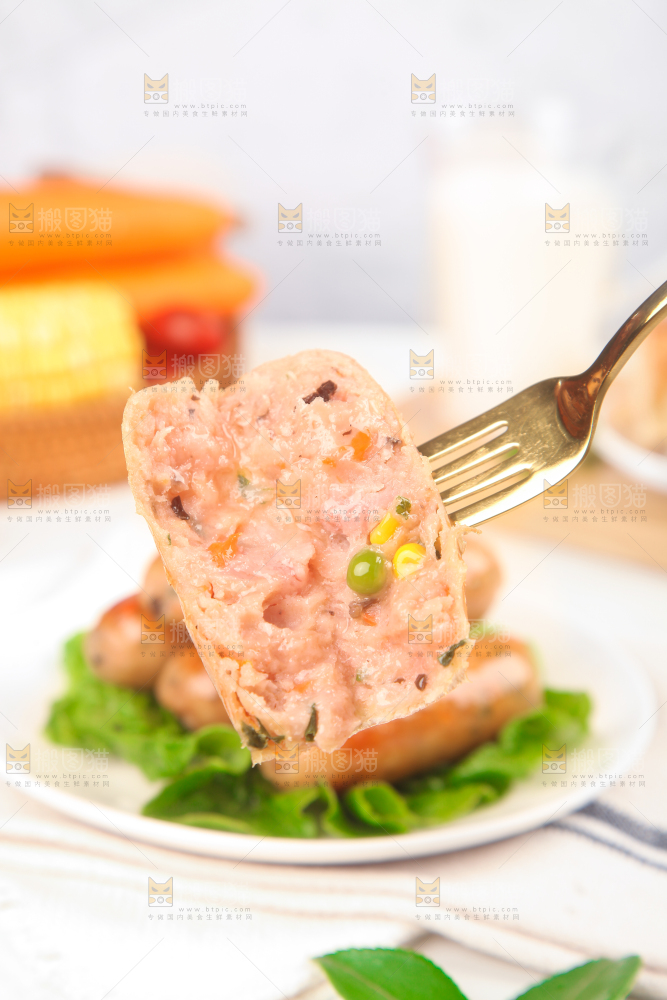 浅底上的膳食烤肠