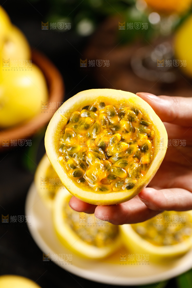 深底上的黄金百香果
