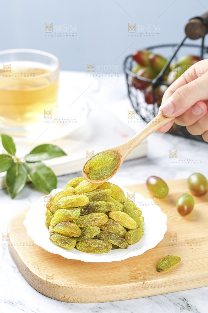 浅底上的绿葡萄干