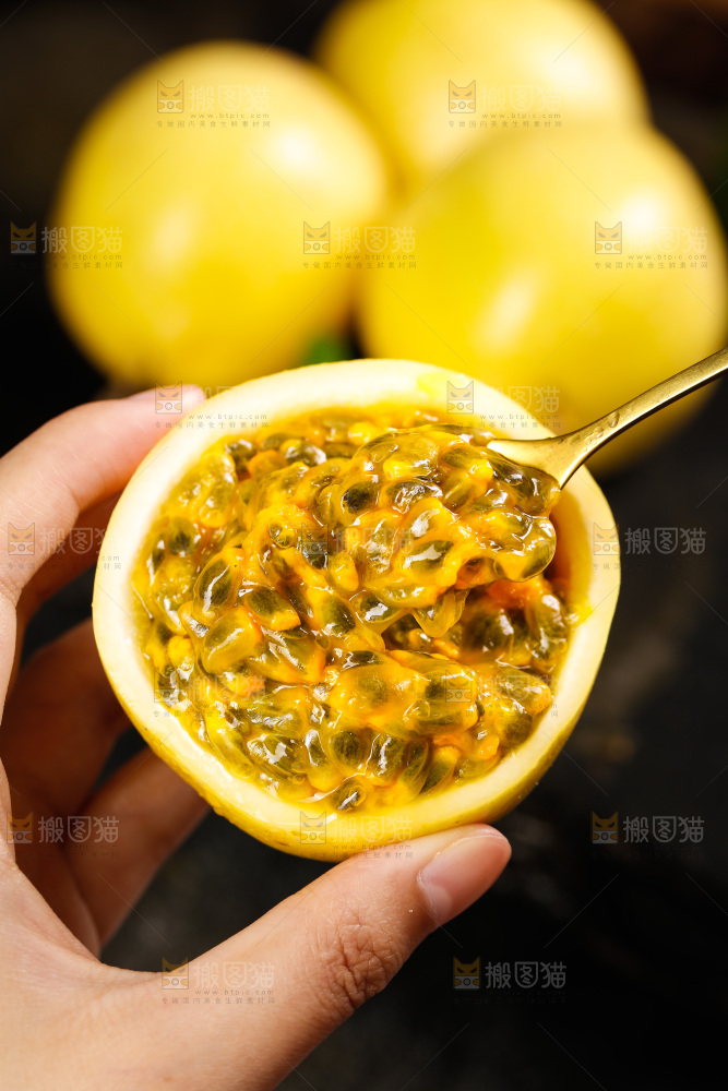 深底上的黄金百香果