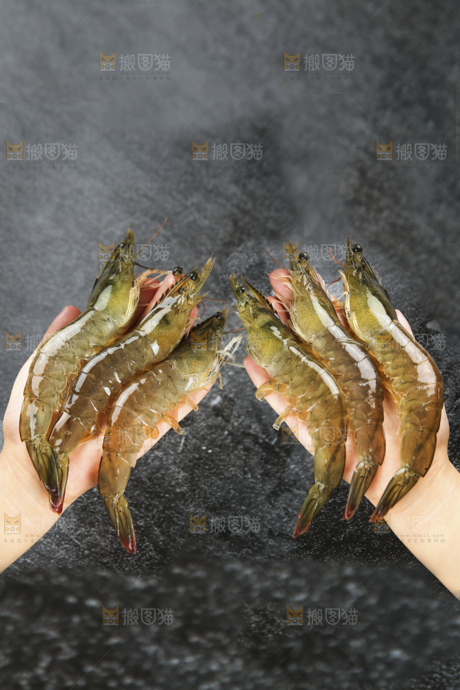 手里拿着青岛大虾