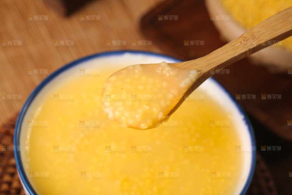 深底上的小米粥