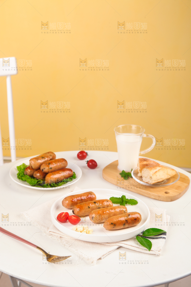 浅底上的膳食烤肠