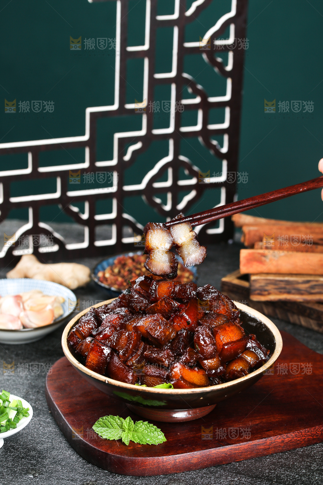 深底上的红烧肉