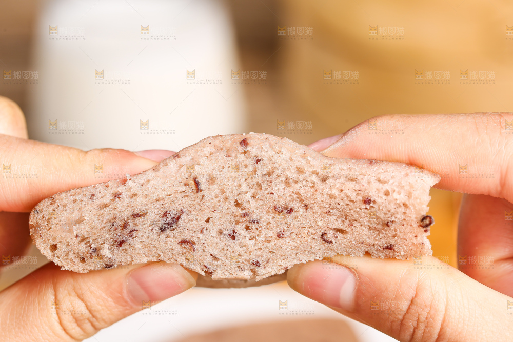 深底上的红豆发糕
