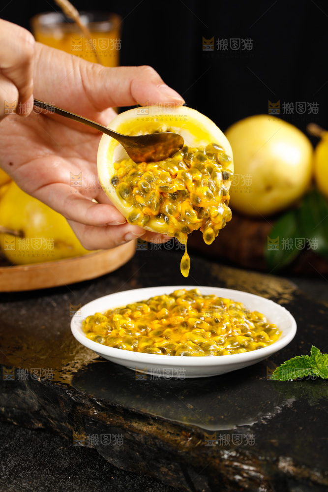 深底上的黄金百香果
