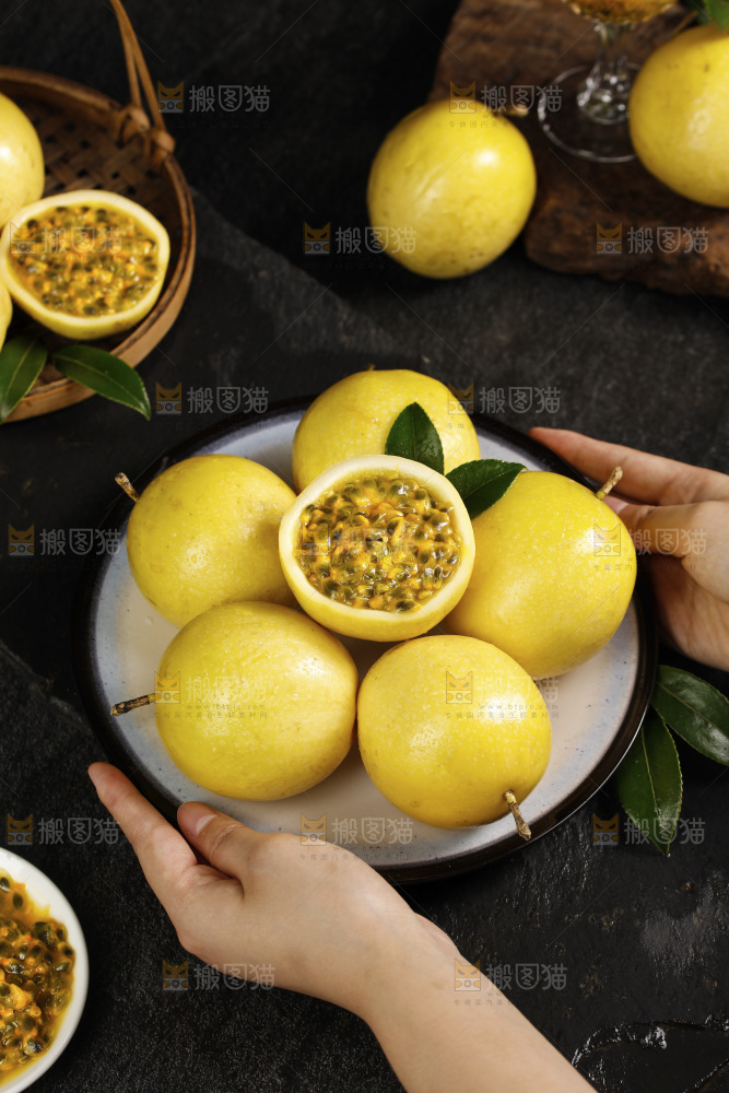 深底上的黄金百香果