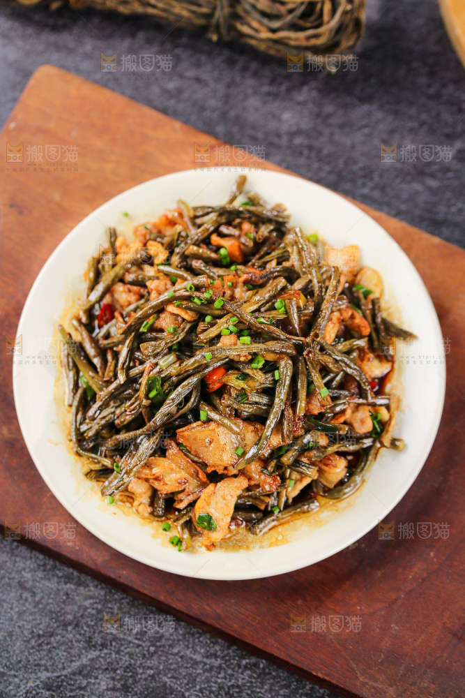 盘子里的干豆角炒肉