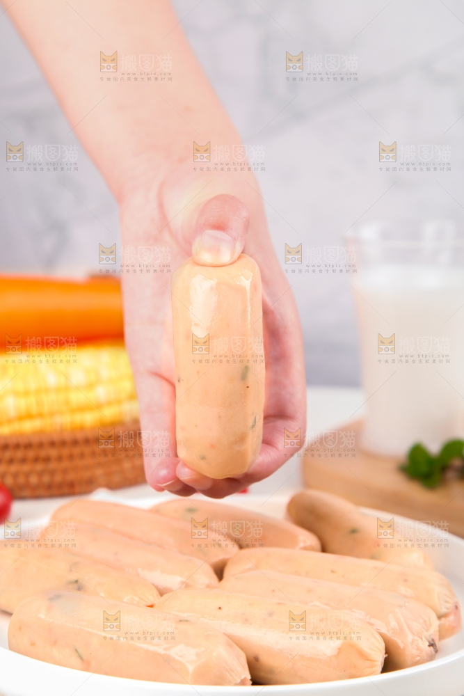 浅底上的膳食烤肠