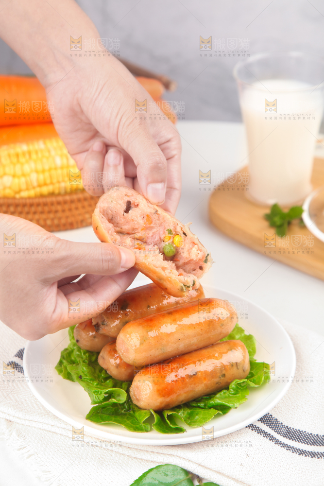 浅底上的膳食烤肠