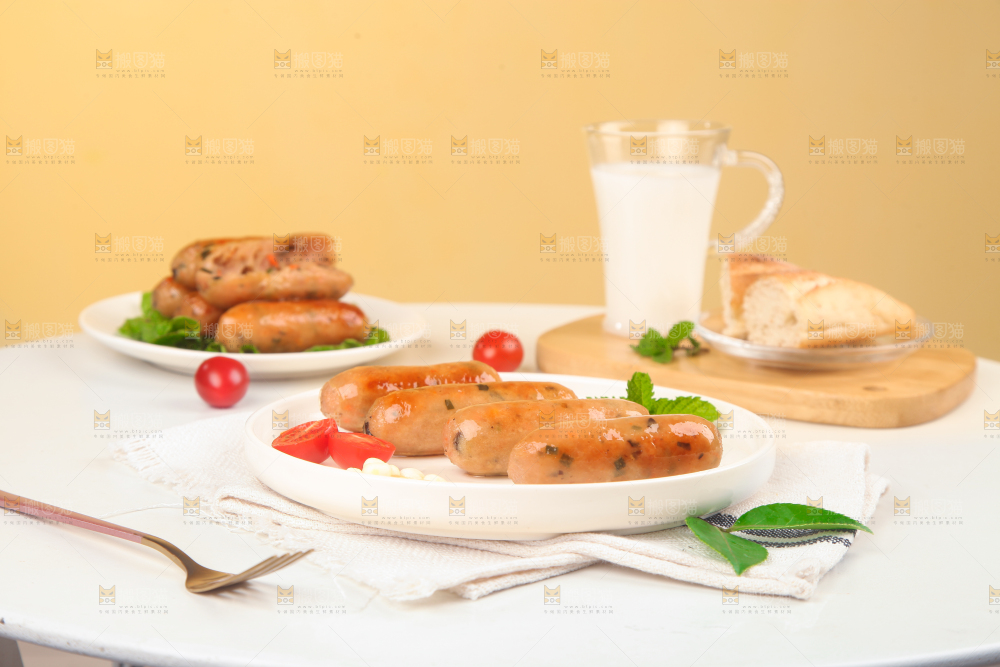 浅底上的膳食烤肠