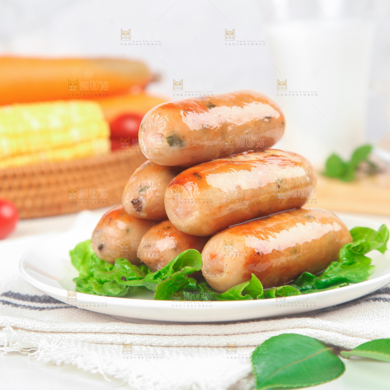 浅底上的膳食烤肠