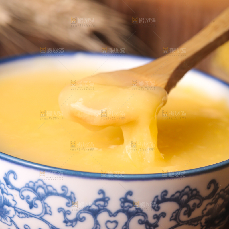 深底上的小米粥