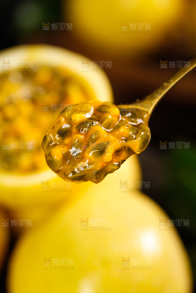 深底上的黄金百香果