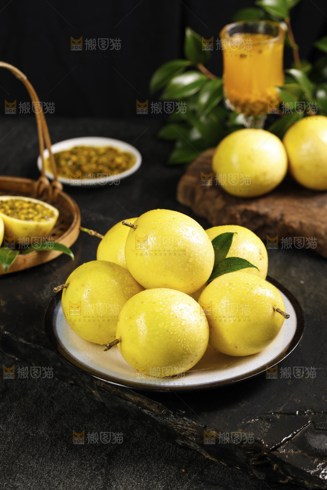 深底上的黄金百香果