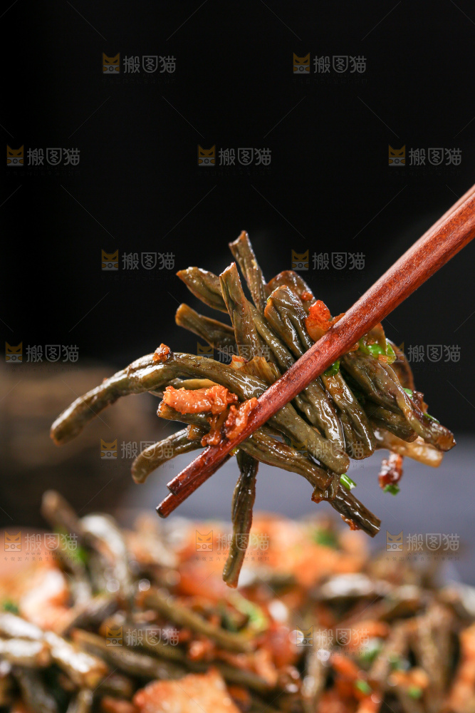 盘子里的干豆角炒肉
