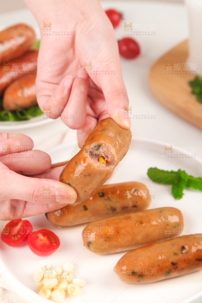 浅底上的膳食烤肠