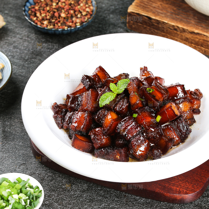 深底上的红烧肉