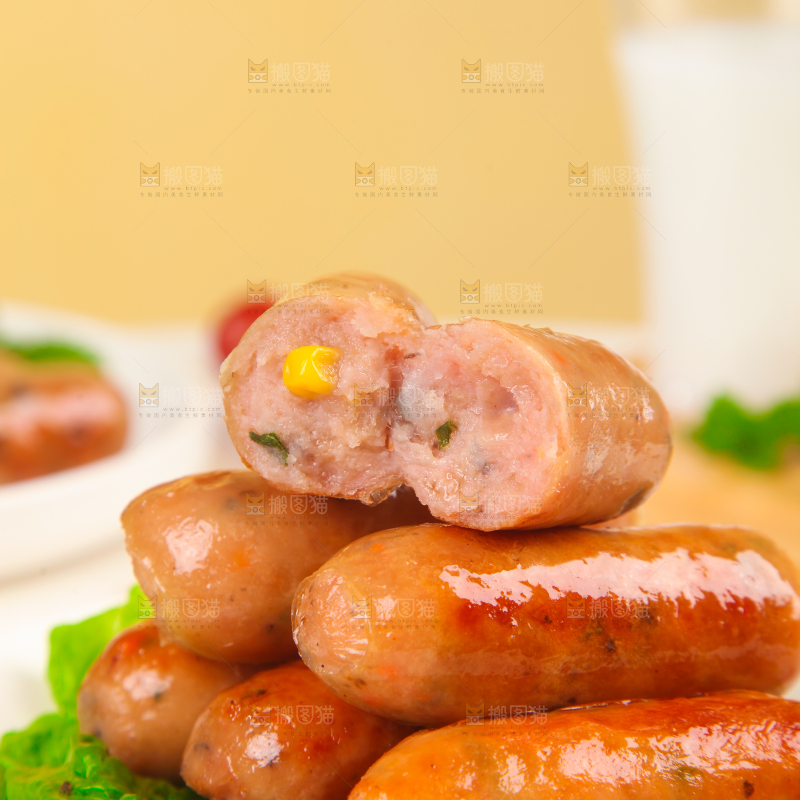 浅底上的膳食烤肠