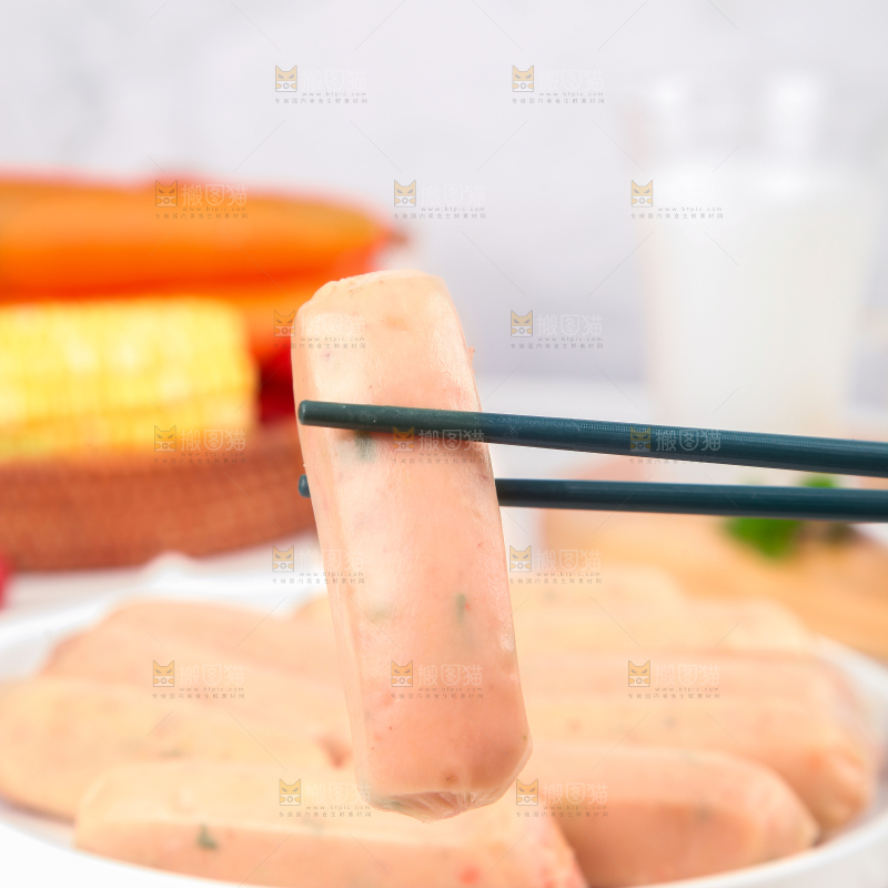 浅底上的膳食烤肠