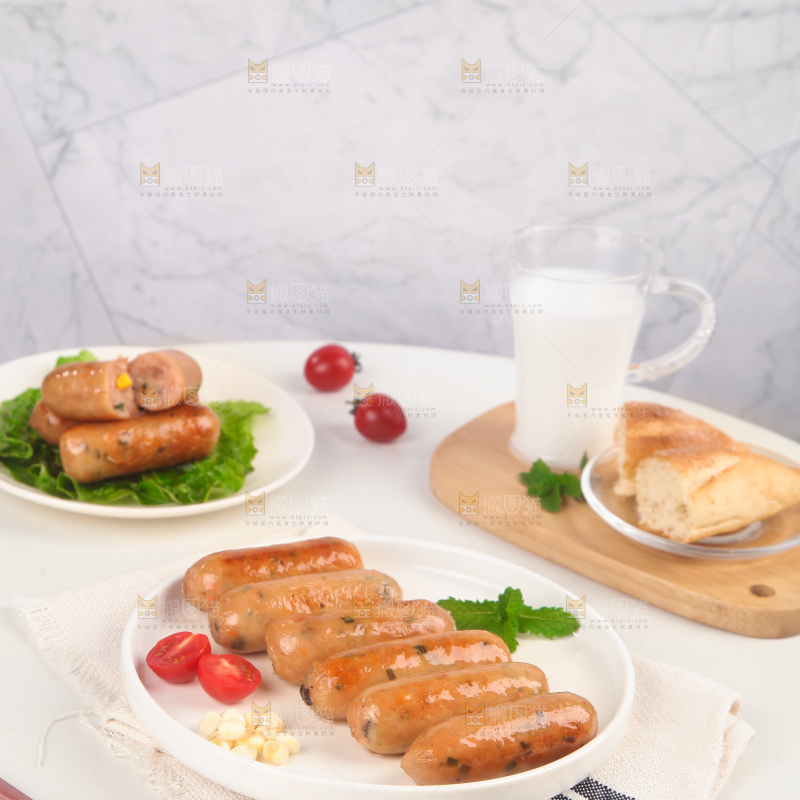 浅底上的膳食烤肠