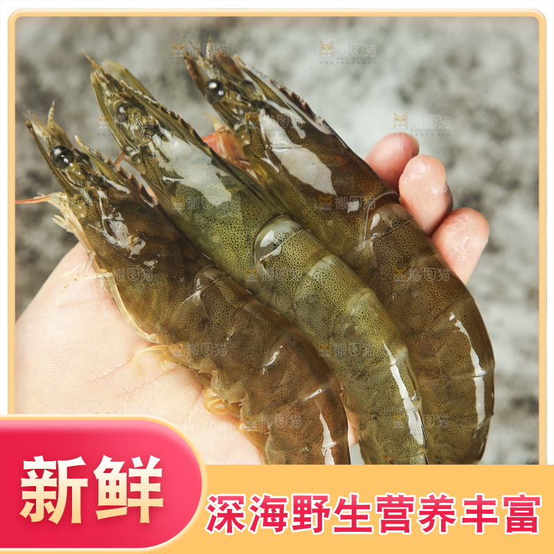 手里拿着青岛大虾