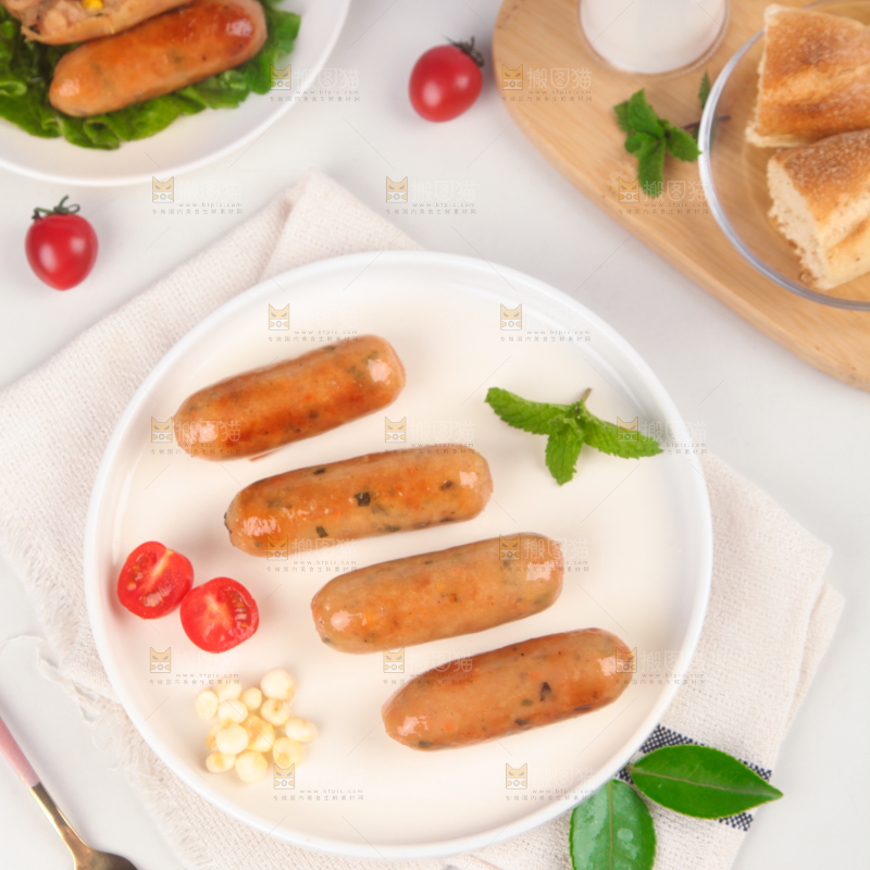 浅底上的膳食烤肠
