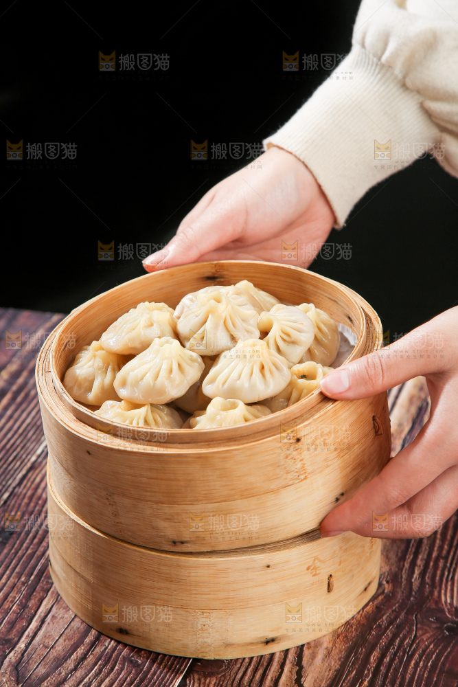 木底上的薄皮小笼包