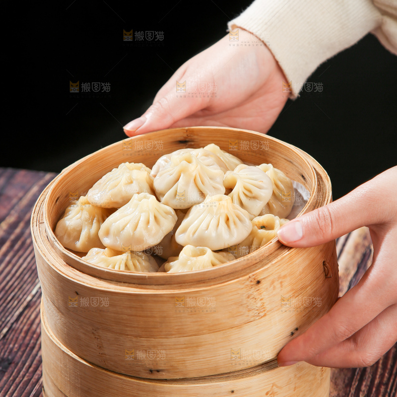 木底上的薄皮小笼包