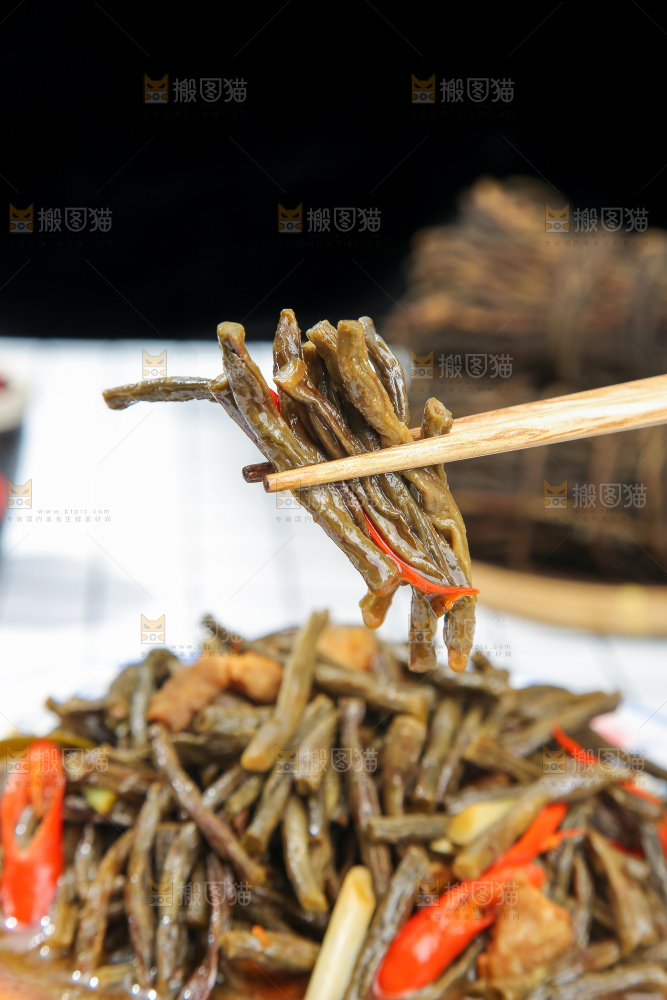 盘子里的干豆角炒肉