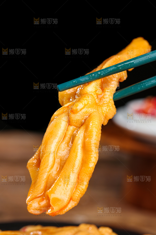 木底上的无骨鸭掌