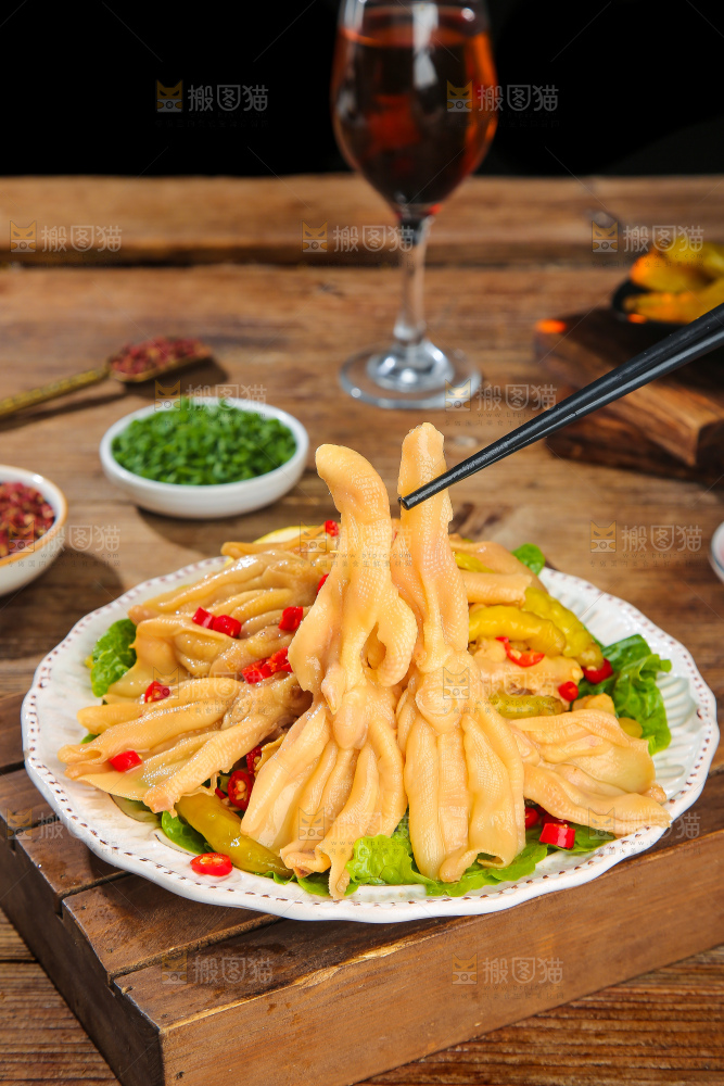 木底上的无骨鸭掌