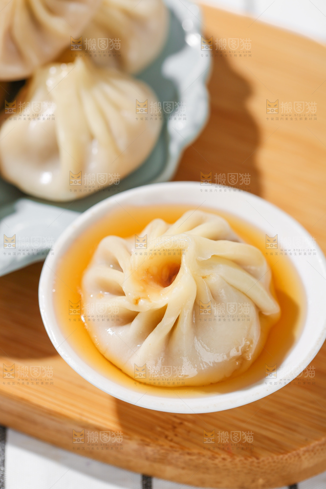 浅底上的薄皮小笼包