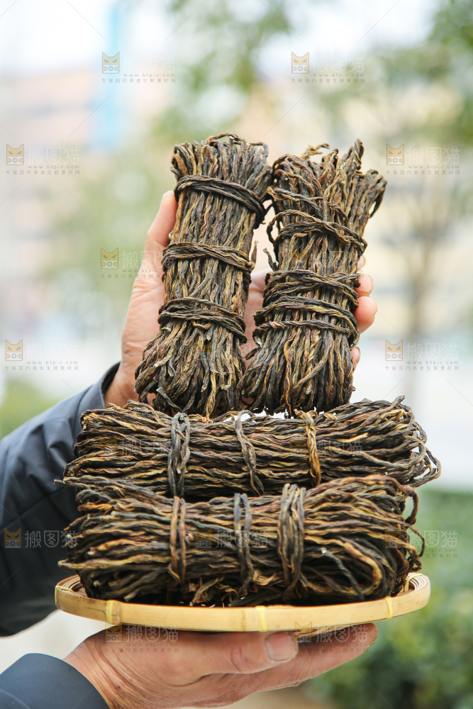 手里拿着干豆角