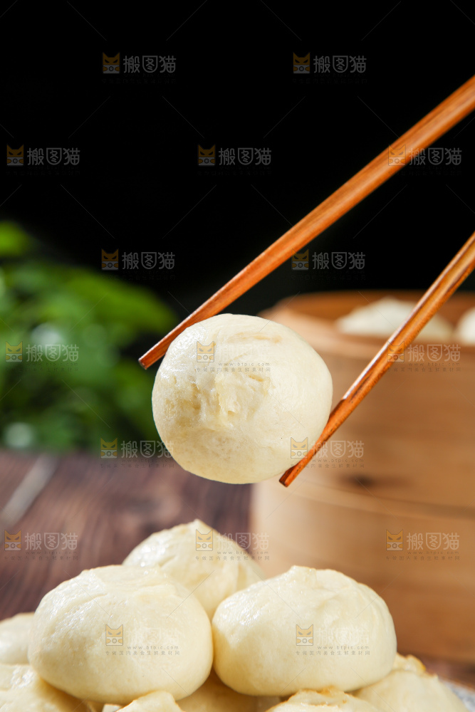 木底上的发面小笼包