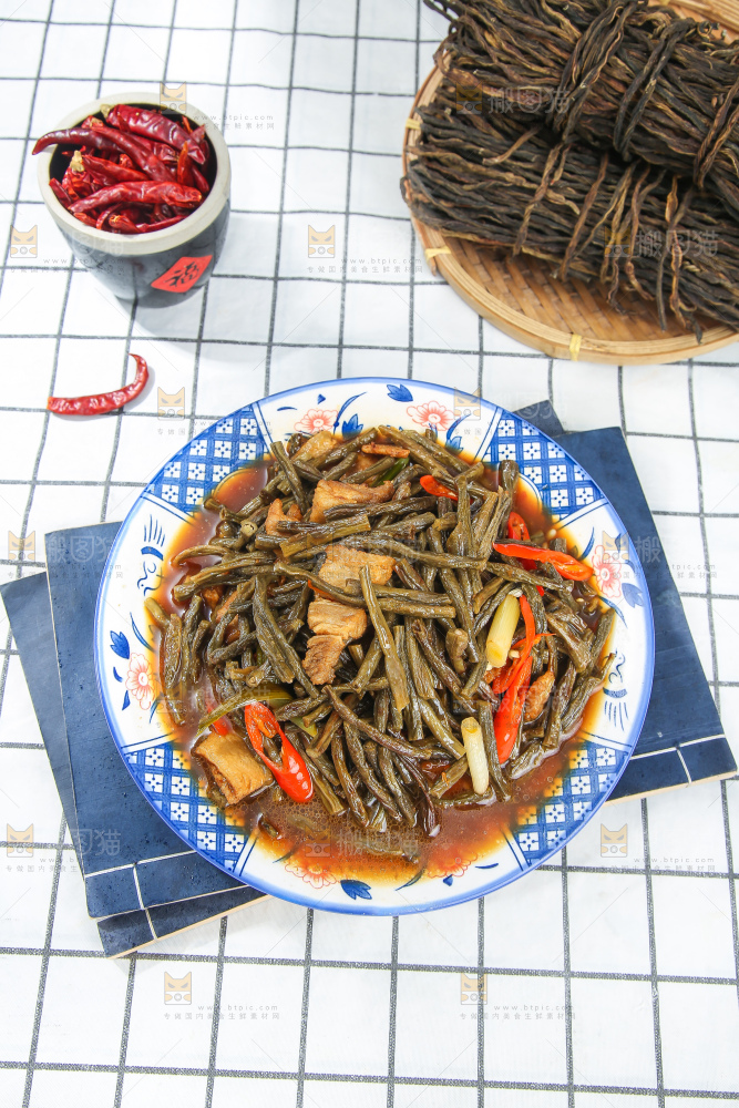 盘子里的干豆角炒肉