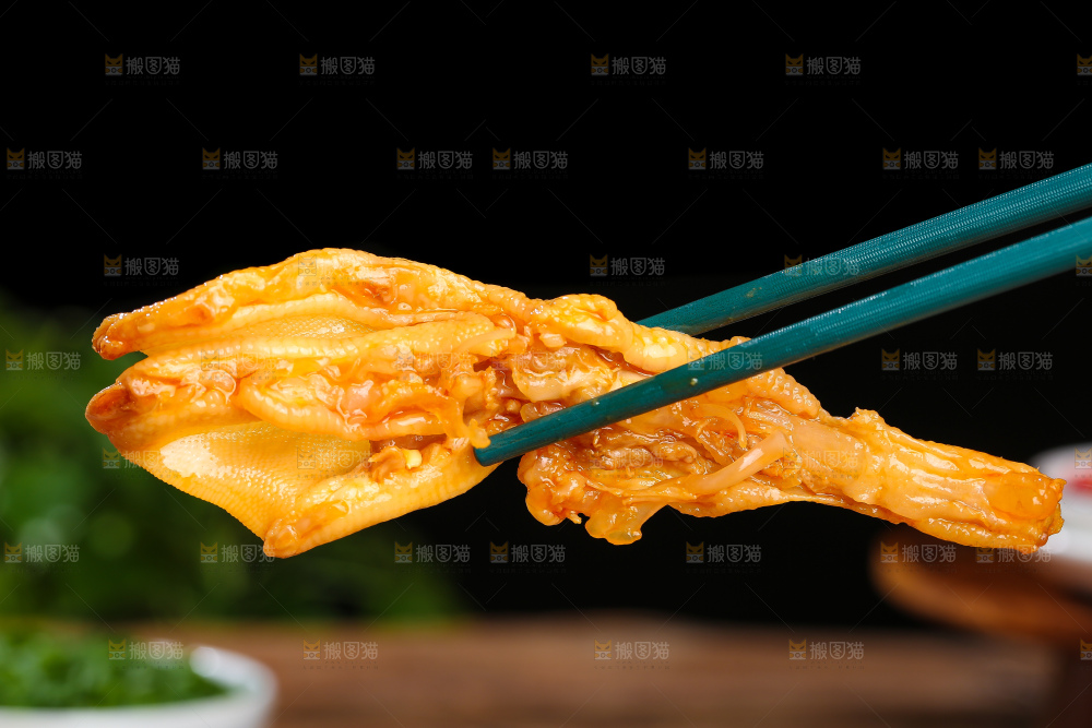 木底上的无骨鸭掌
