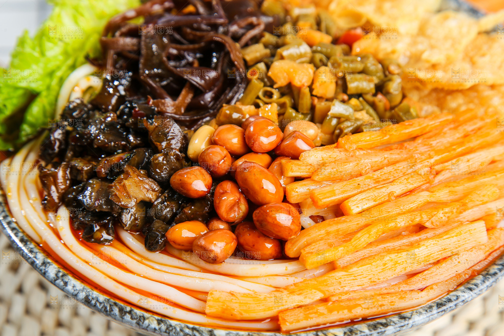 碗里的柳州螺蛳粉