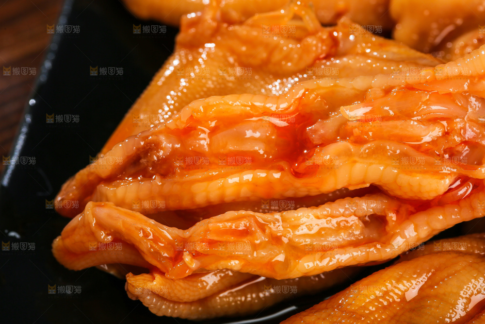 木底上的无骨鸭掌